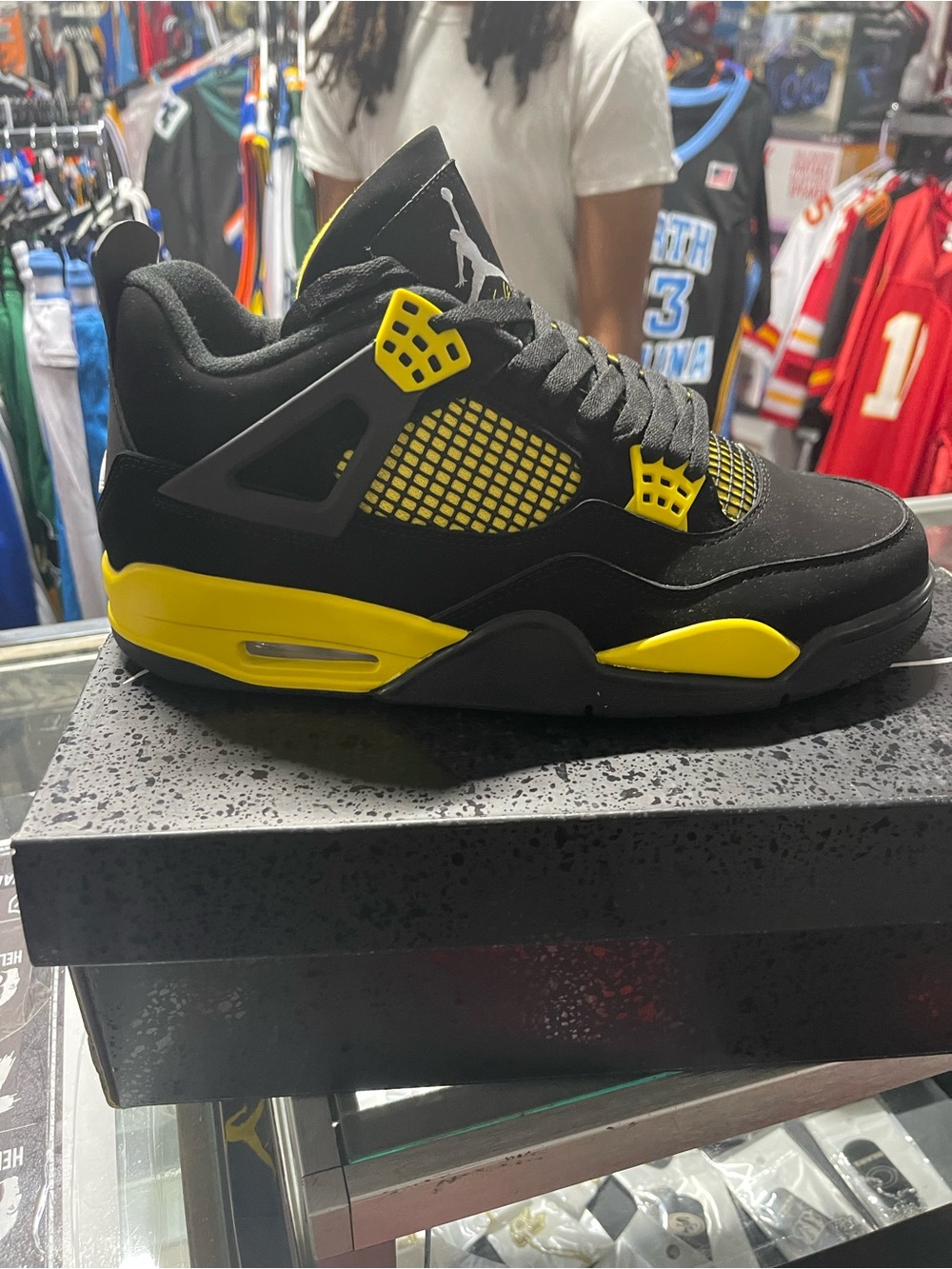 Men’s Retro 4 Yellow Thunder Size 9.5. New with box. Ships fast.